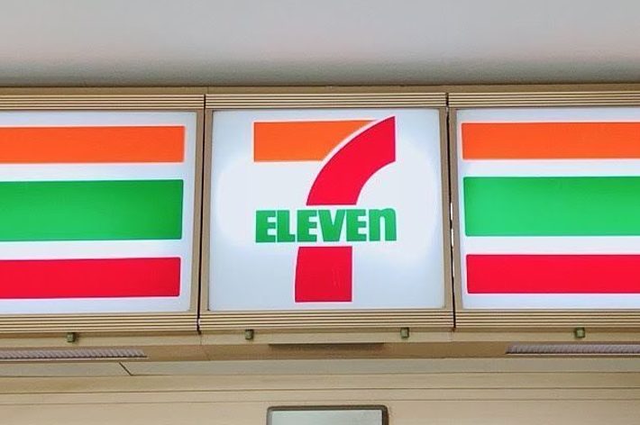 セブンイレブンの店舗看板です。