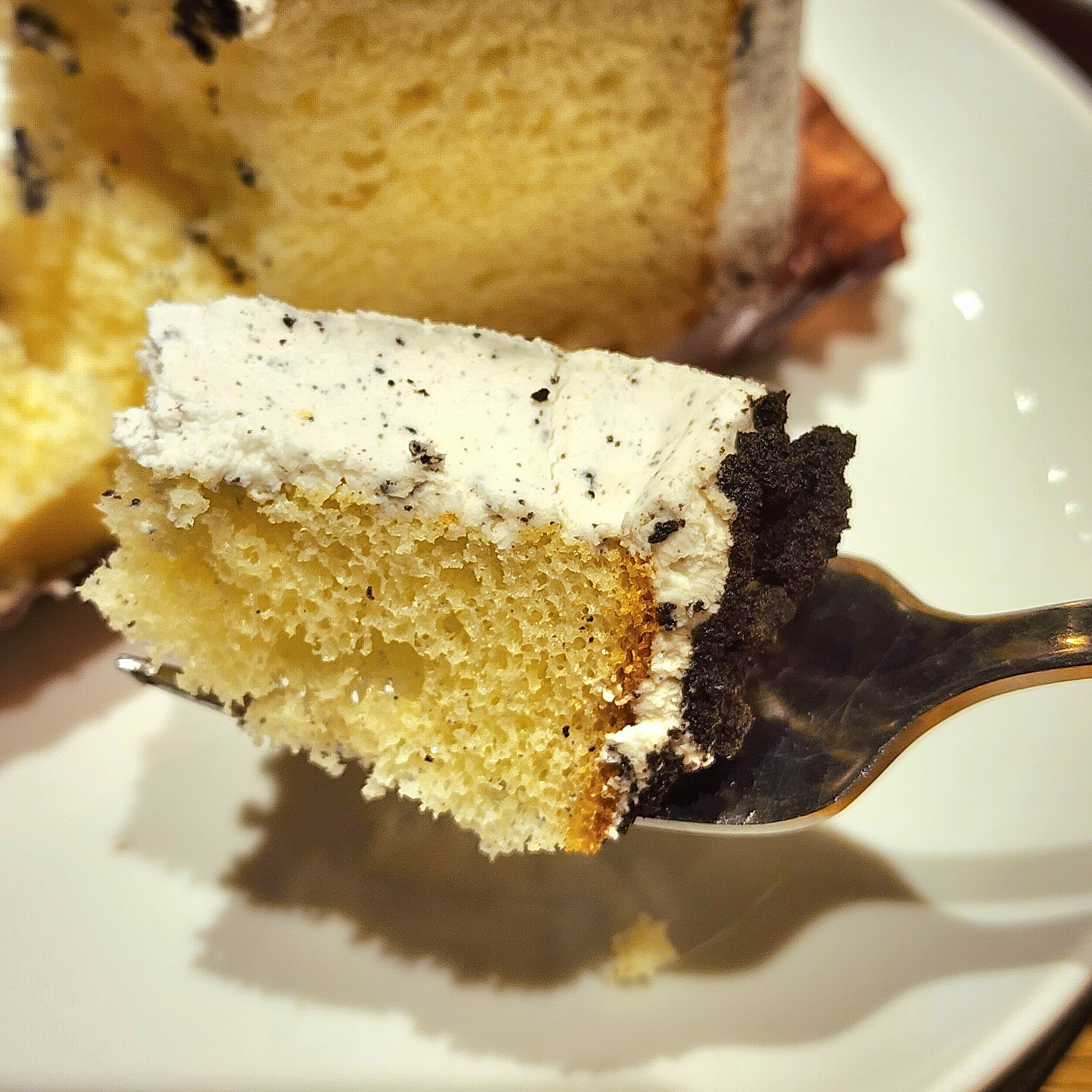 Starbucks Coffee(スターバックスコーヒー)のおすすめスイーツ「クッキー&クリームシフォンケーキ」