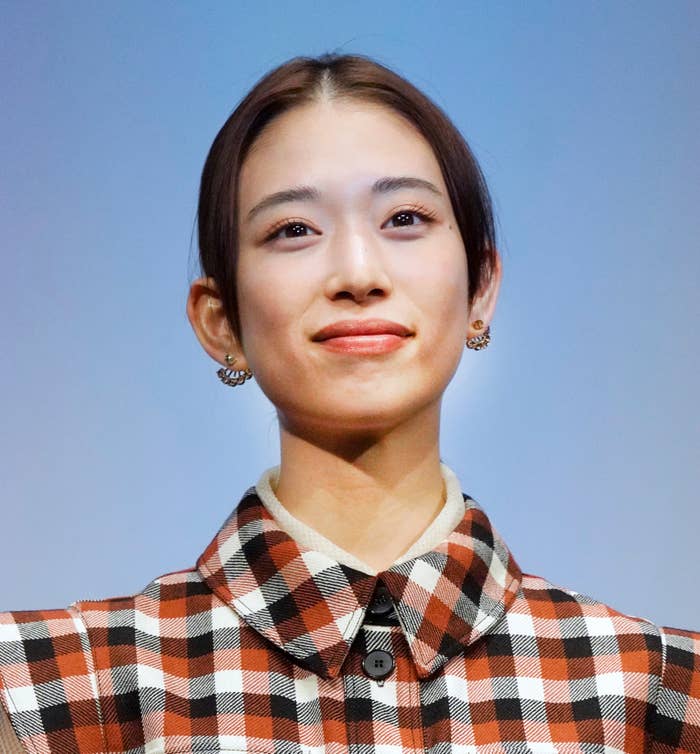 誰が写っているかわかりませんが、チェックスーツを着た女性の胸から上の写真です。