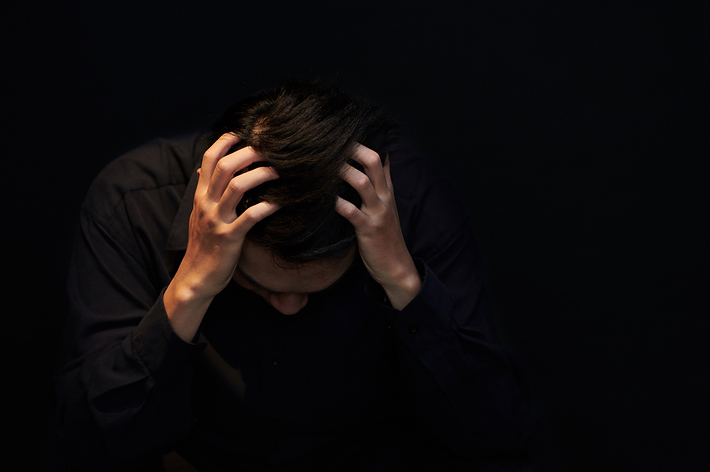 絶望している男性