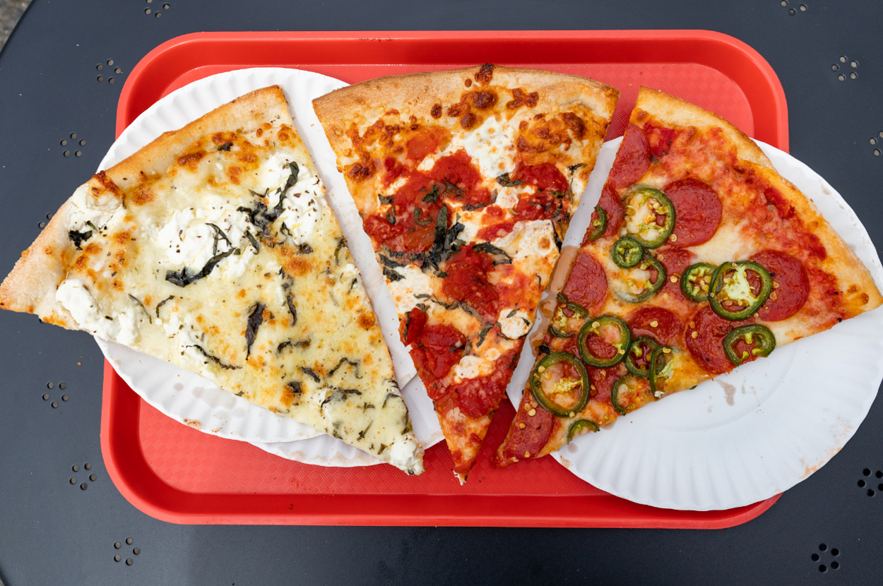 托盘上纸盘上的三片纽约披萨