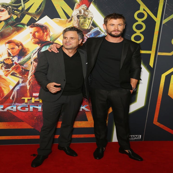 Mark Ruffalo and Chris Hemsworth dressed in black, posing together on the red carpet at the "Thor: Ragnarok" premiere