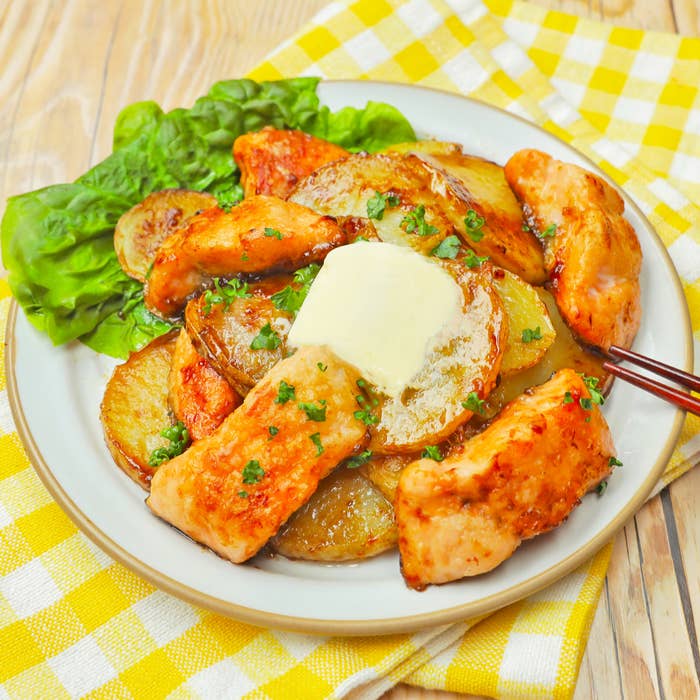 皿に盛られたポテトの料理、付け合わせにレタスが添えられている。