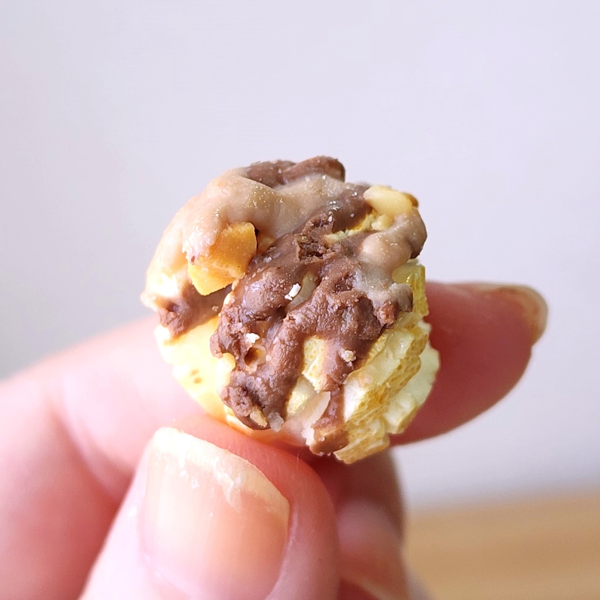 ドン・キホーテのおすすめお菓子「キャンディポップコーン スニッカーズ」