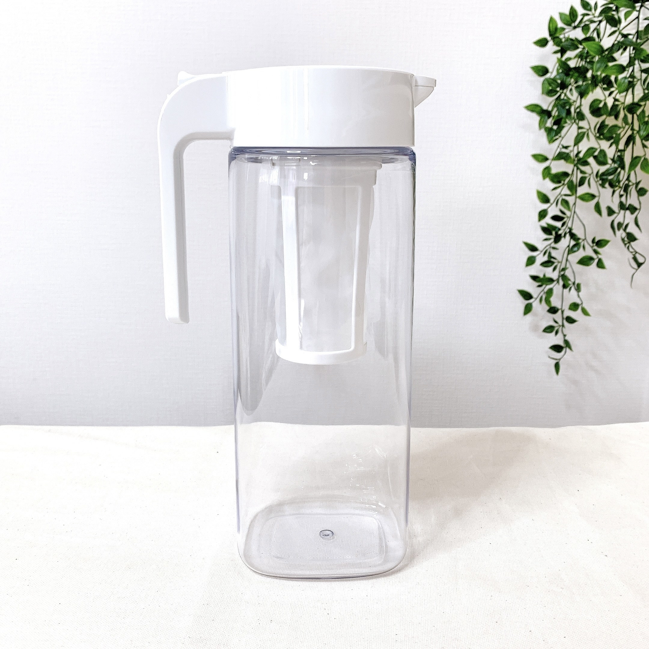 ニトリのオススメグッズ「たてよこ置けるワンプッシュ冷水筒 茶こし付き（2.1L）」