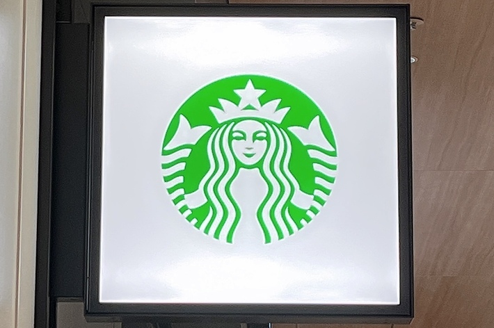 スターバックスのロゴがついた看板が店内に掲げられています。