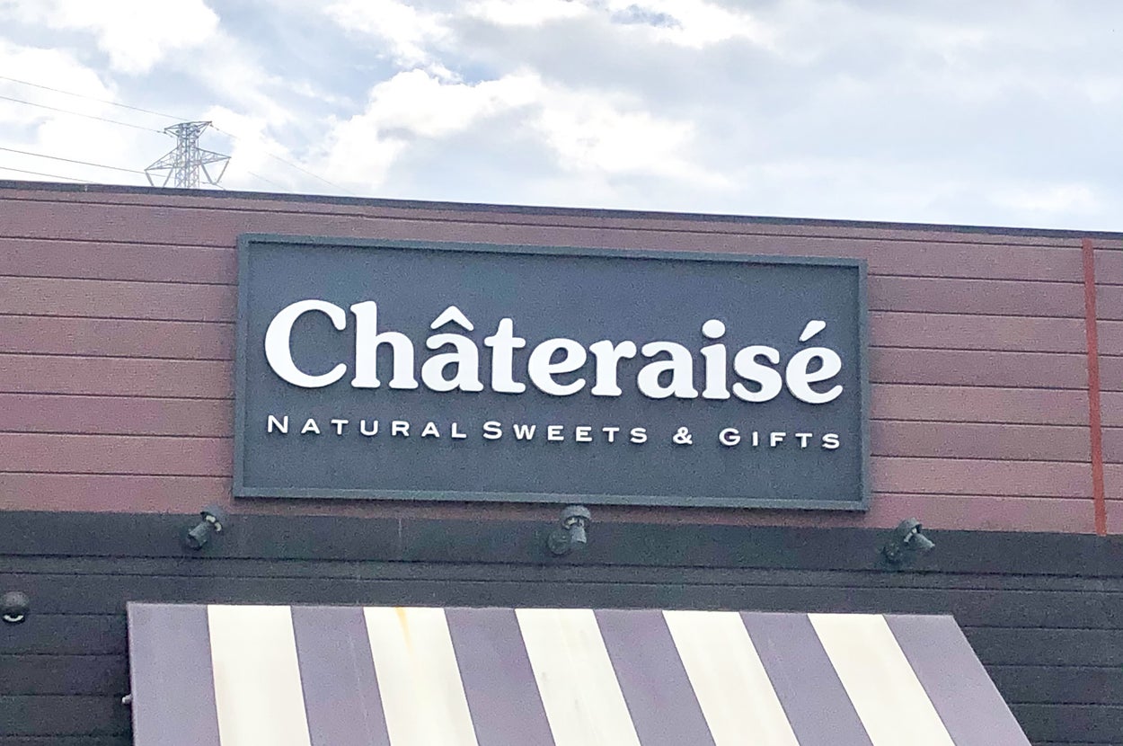 シャトレーゼの店舗外観。「Chateraise NATURAL SWEETS & GIFTS」の看板が見える。