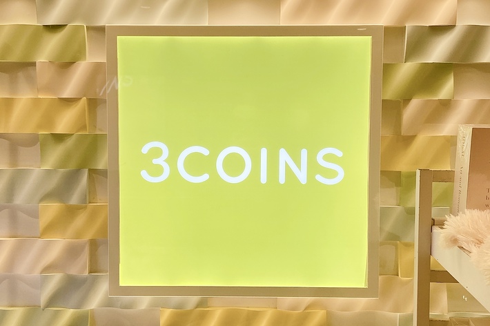 ３COINSの店舗のサインです。