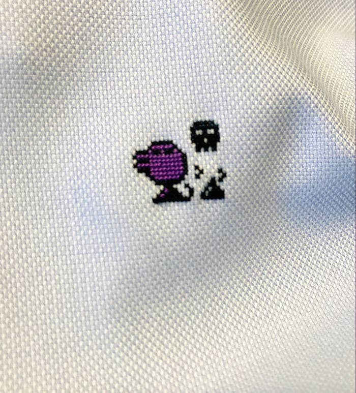 白い布地にパンチの対戦を模した小さな刺繍が施されています。