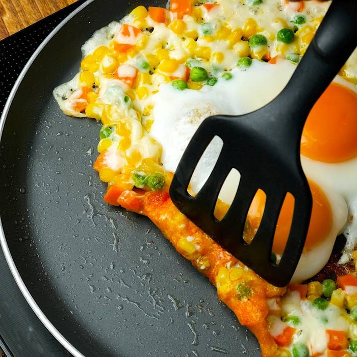 フライ返しで折り返しています。