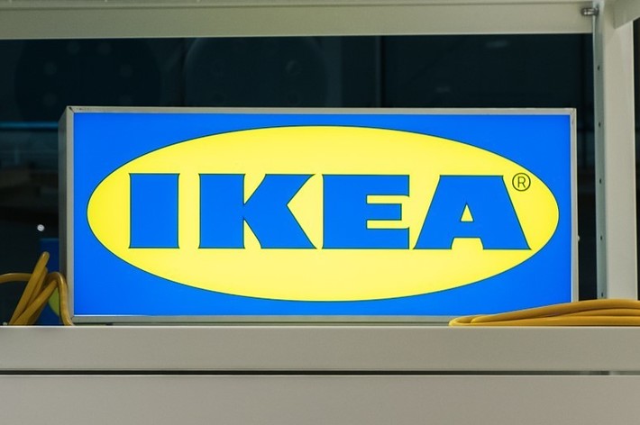 イケアの看板が棚の上に置かれている。