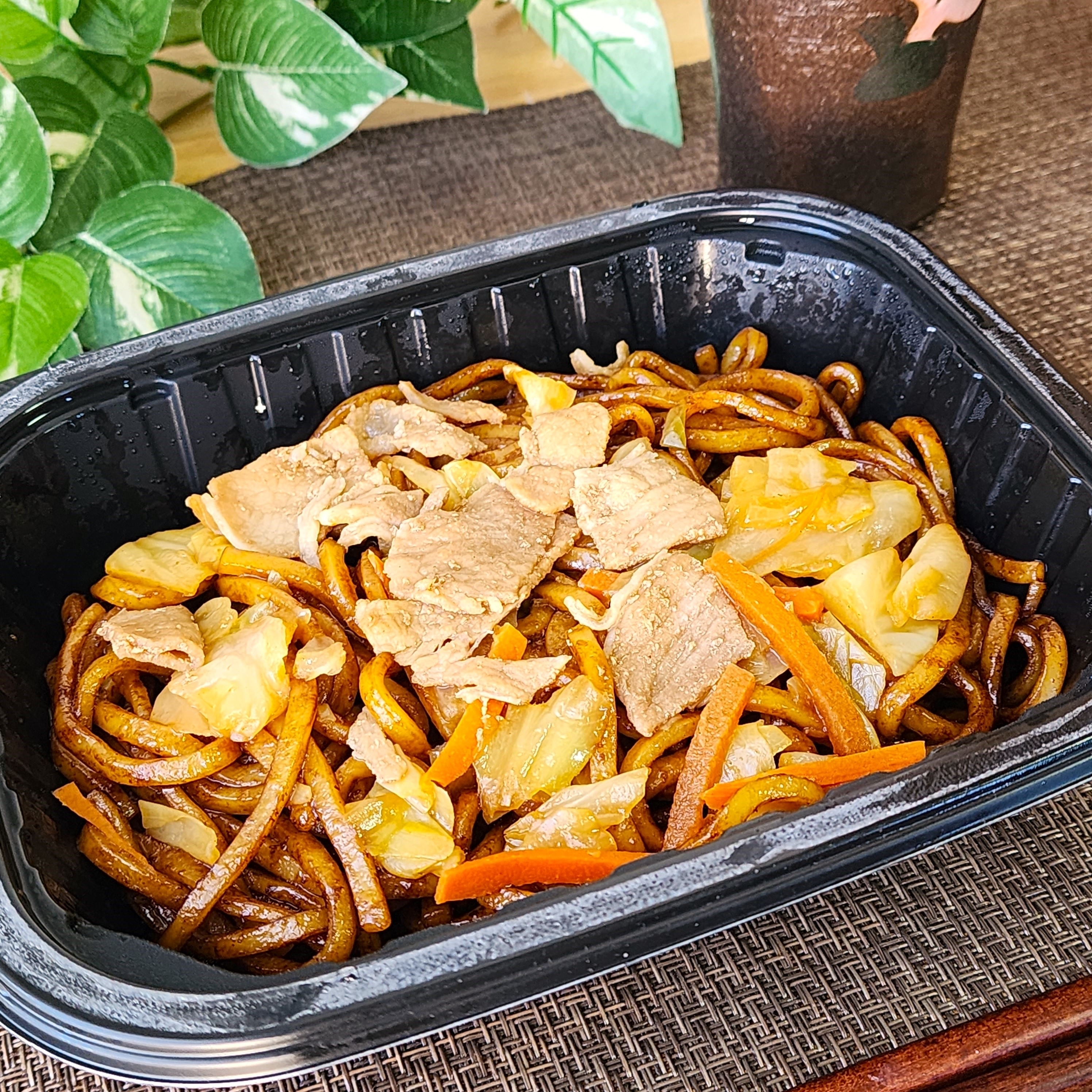 FamilyMart(ファミリーマート)の本格食品「特製ダブルソースのもっちり太麺焼きそば」