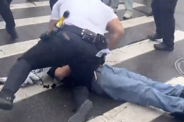 イスラエルとパレスチナの抗議中、警官が男性を地面に押し倒して拘束しているシーンがツイートに投稿されている。