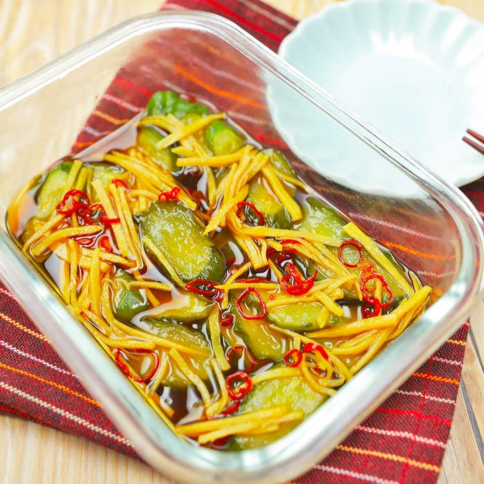 前の画像には、ガラス容器に入ったきゅうりのスライスと、千切りにされた唐辛子と生姜が見られます。