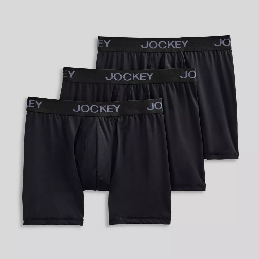 Tiga pasang celana boxer Jockey berwarna hitam disusun berjajar lurus dengan branding Jockey di bagian pinggangnya