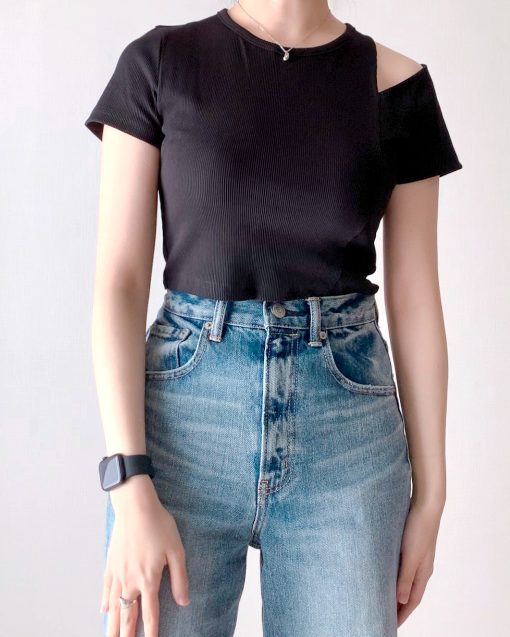 GUのおすすめファッションアイテム「ショルダーカットアウトT(半袖)+E」