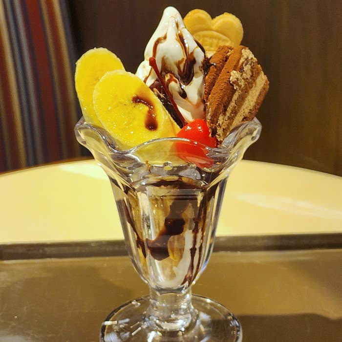 サンマルクカフェのおすすめスイーツ「チョコケーキとバナナのチョコレートパフェ」