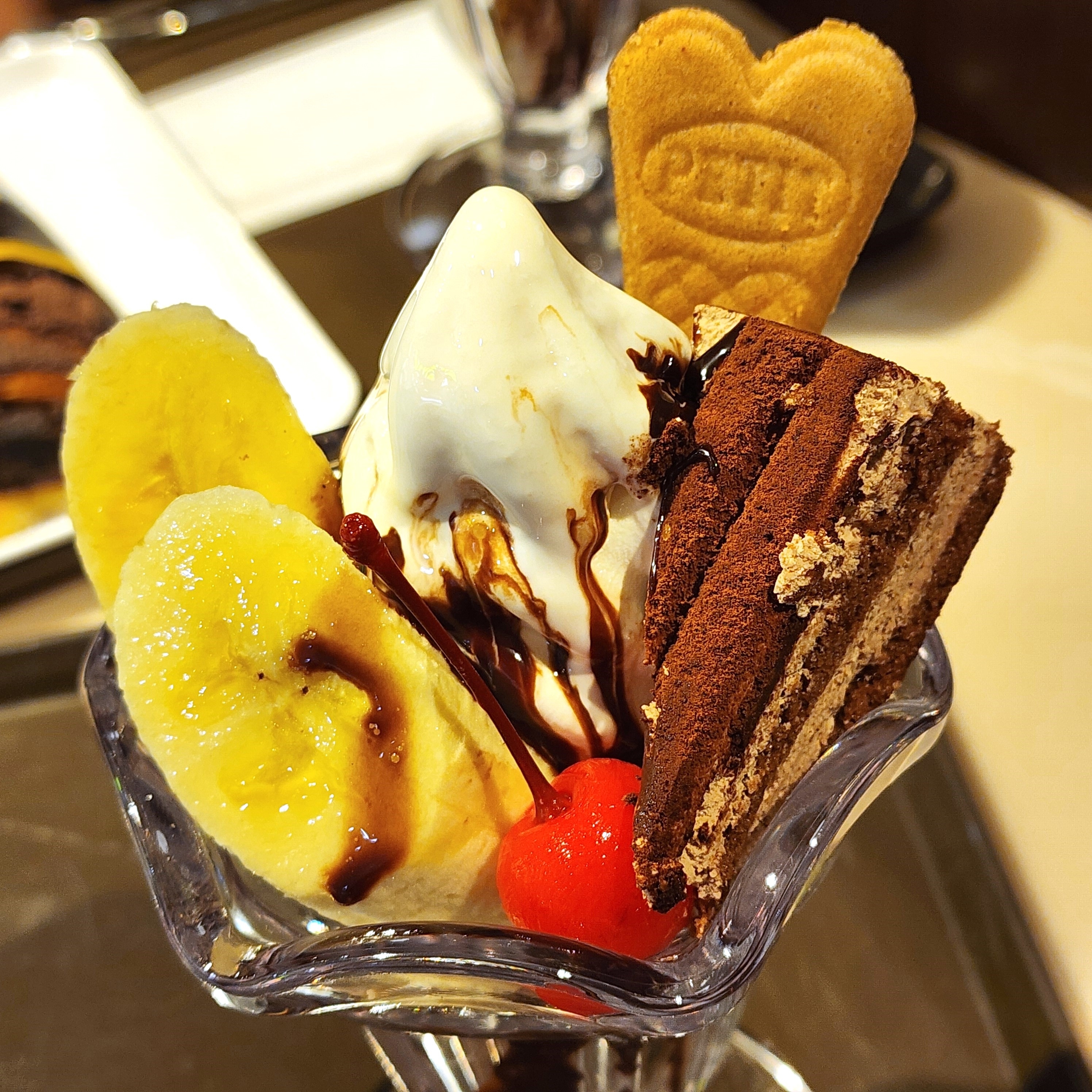 サンマルクカフェのおすすめスイーツ「チョコケーキとバナナのチョコレートパフェ」