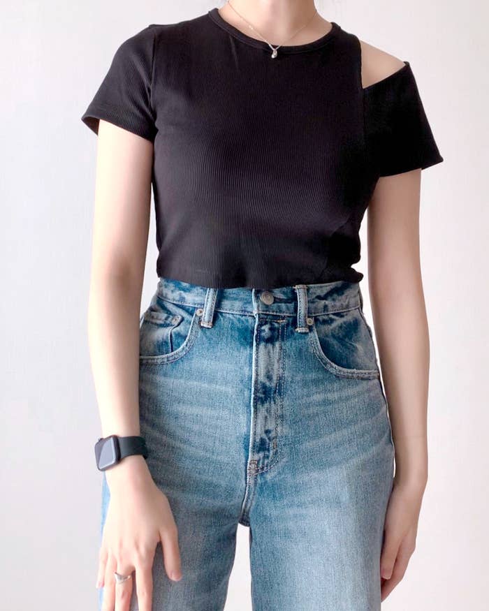 GUのおすすめファッションアイテム「ショルダーカットアウトT（半袖）+E」