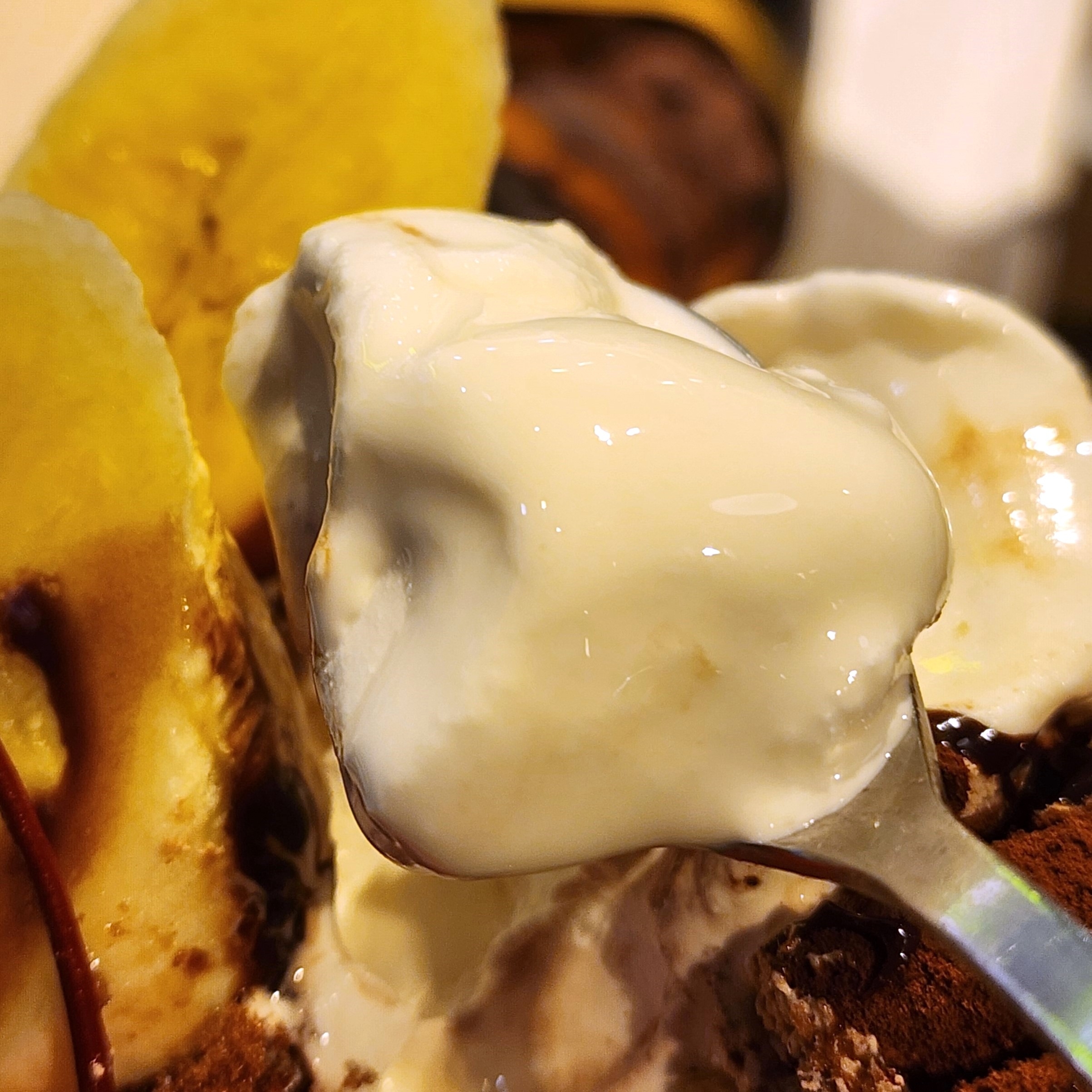 サンマルクカフェのおすすめスイーツ「チョコケーキとバナナのチョコレートパフェ」