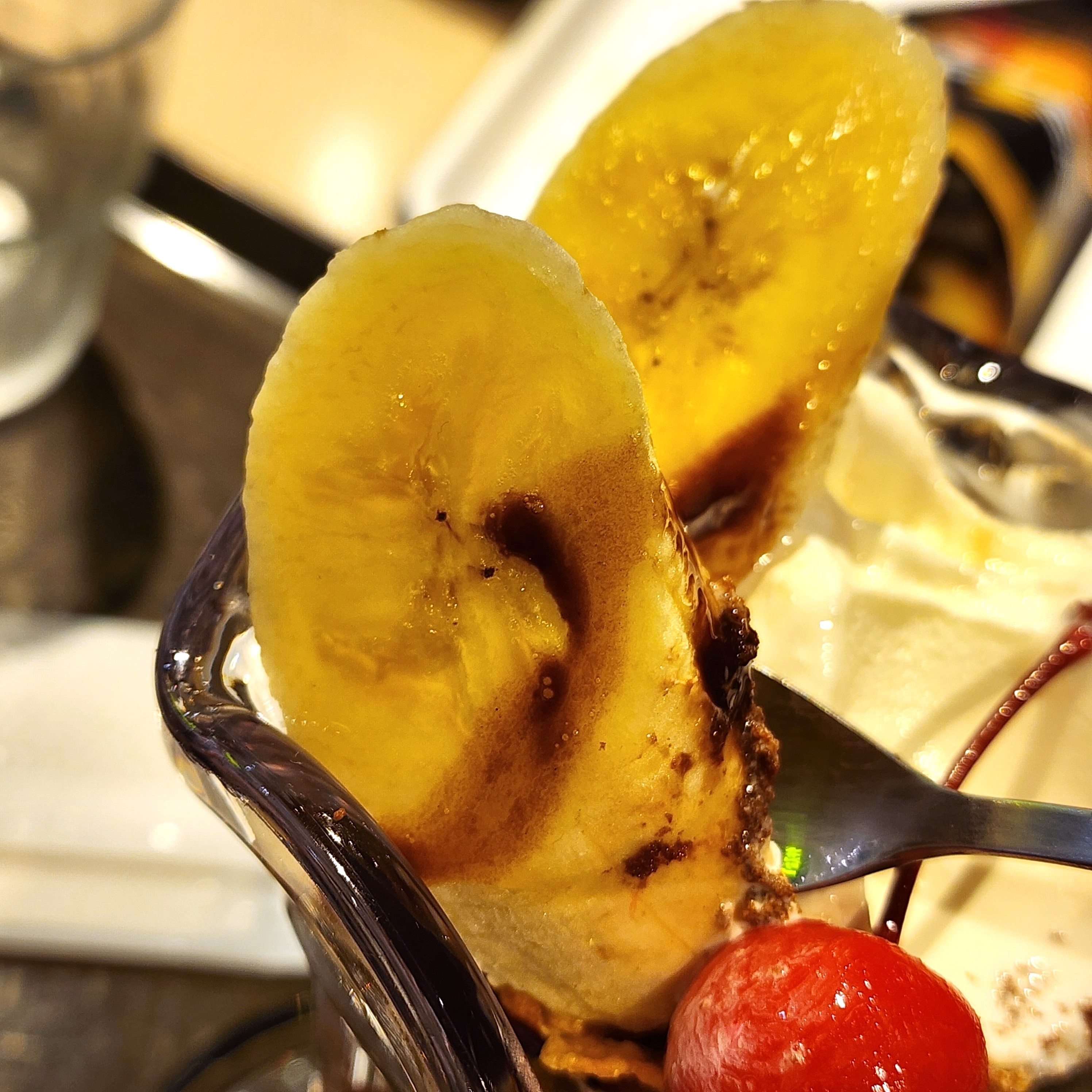 サンマルクカフェのおすすめスイーツ「チョコケーキとバナナのチョコレートパフェ」