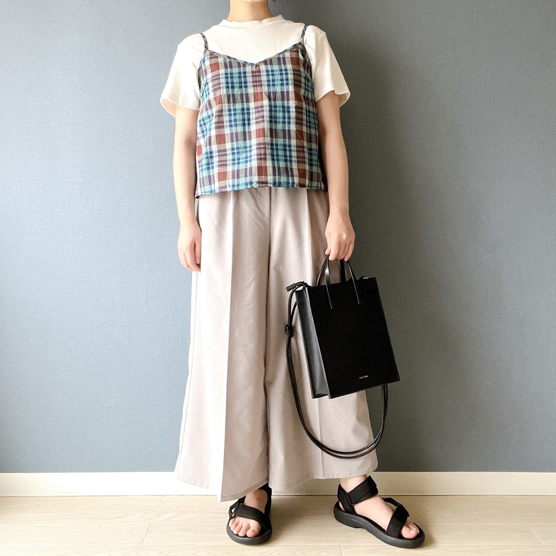 無印良品のオススメのトップス「婦人 マドラスチェックキャミソール」のコーディネート