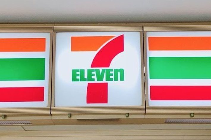 セブンイレブンの看板。