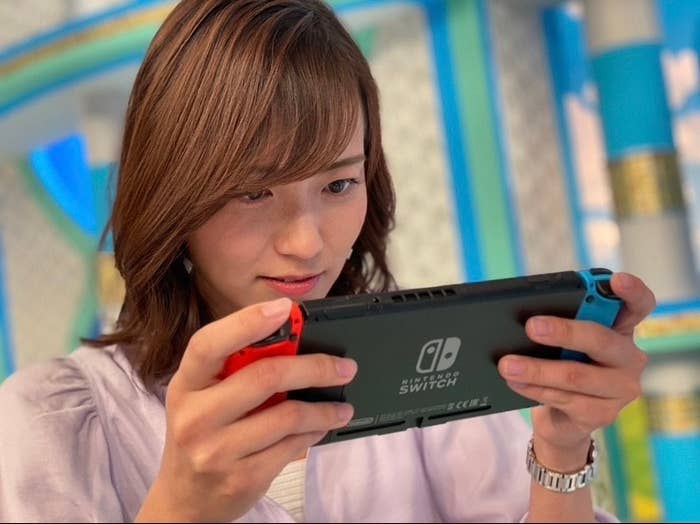 女性が任天堂スイッチを真剣にプレイ中。