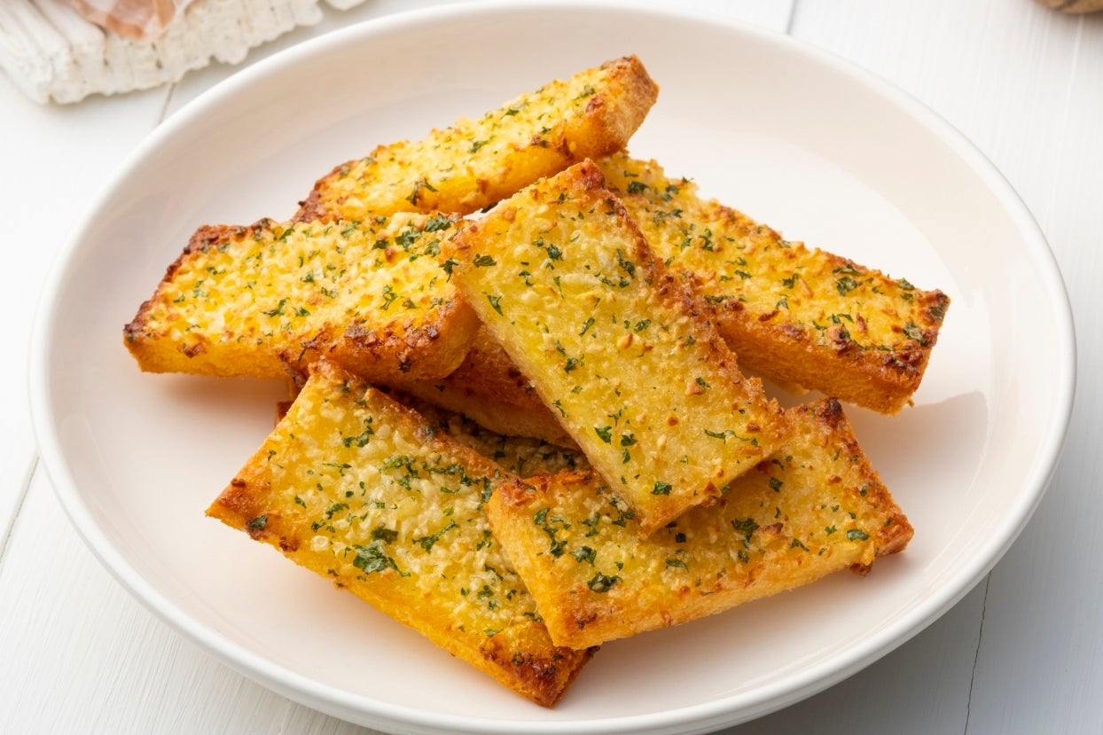 A plate of garlic bread