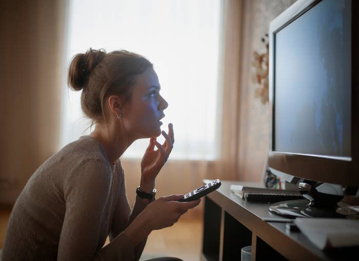 テレビに釘付けな女性（Getty Imagesより）