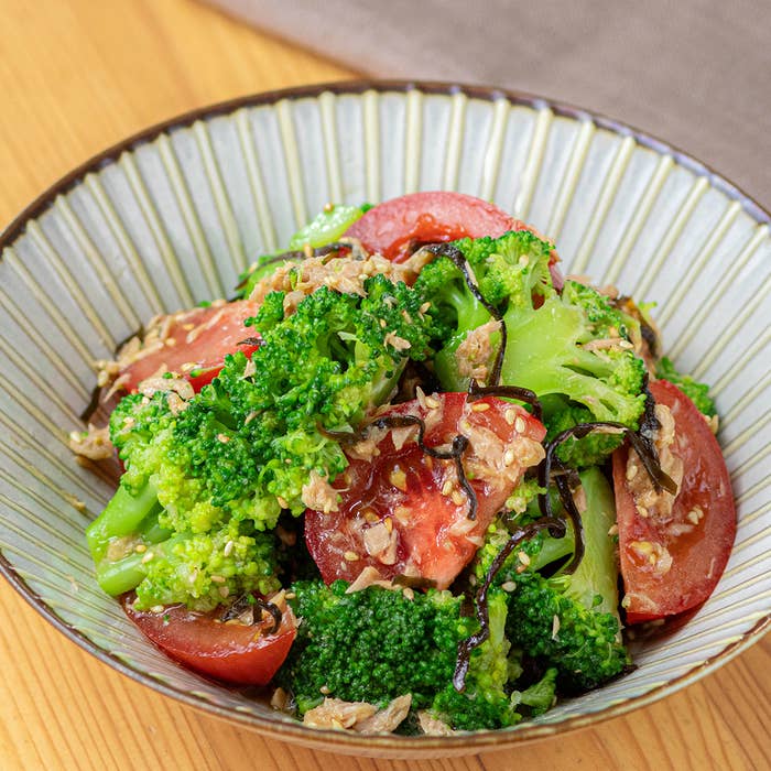 家庭料理のブロッコリーとトマトのサラダ。