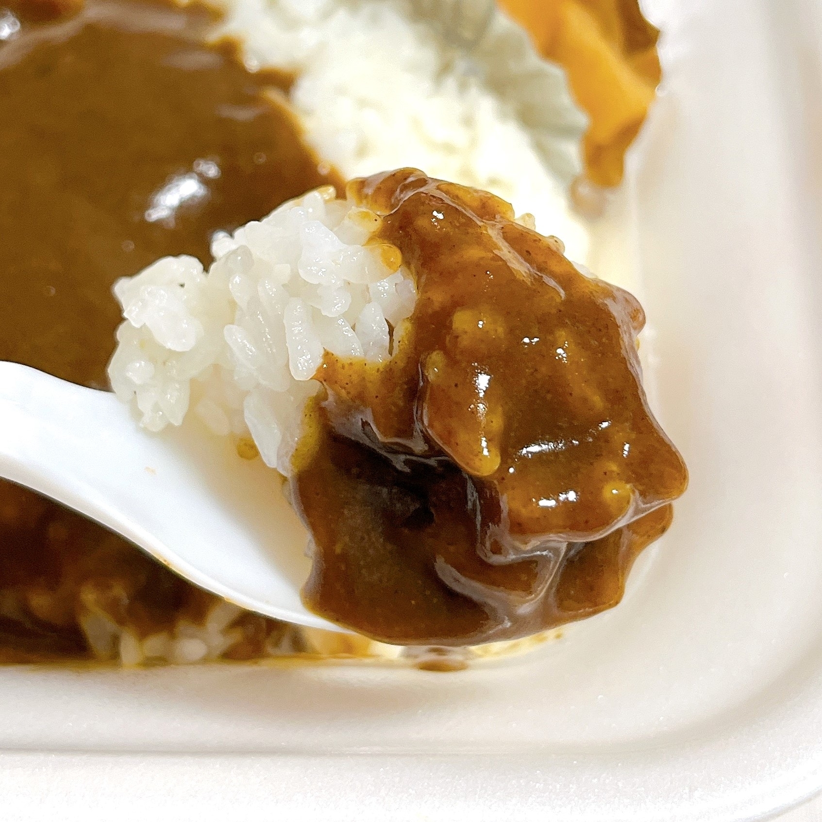 かつやのオススメの弁当「フル盛りプレート弁当」