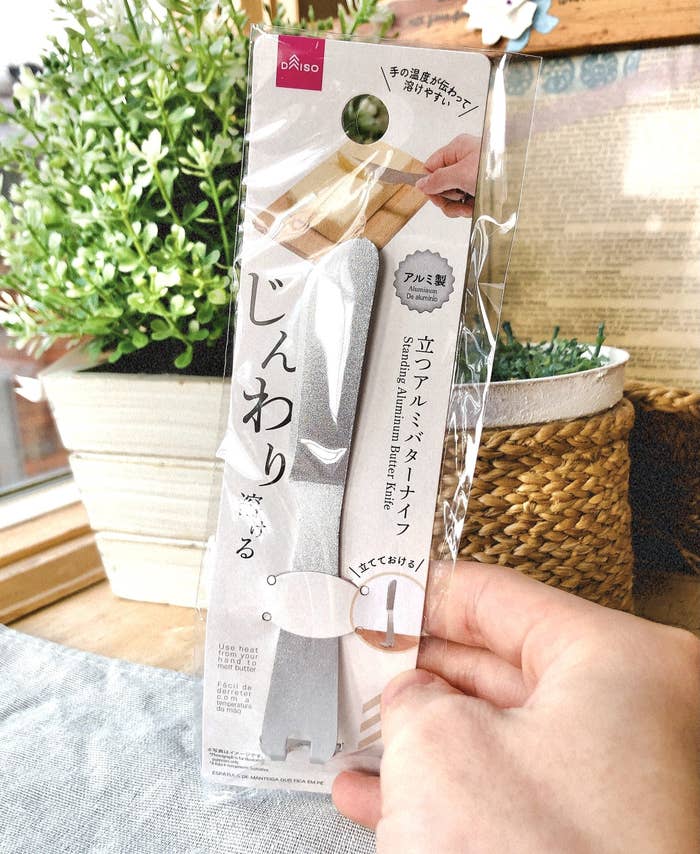 DAISO(ダイソー)のおすすめ便利グッズ「立つアルミバターナイフ」