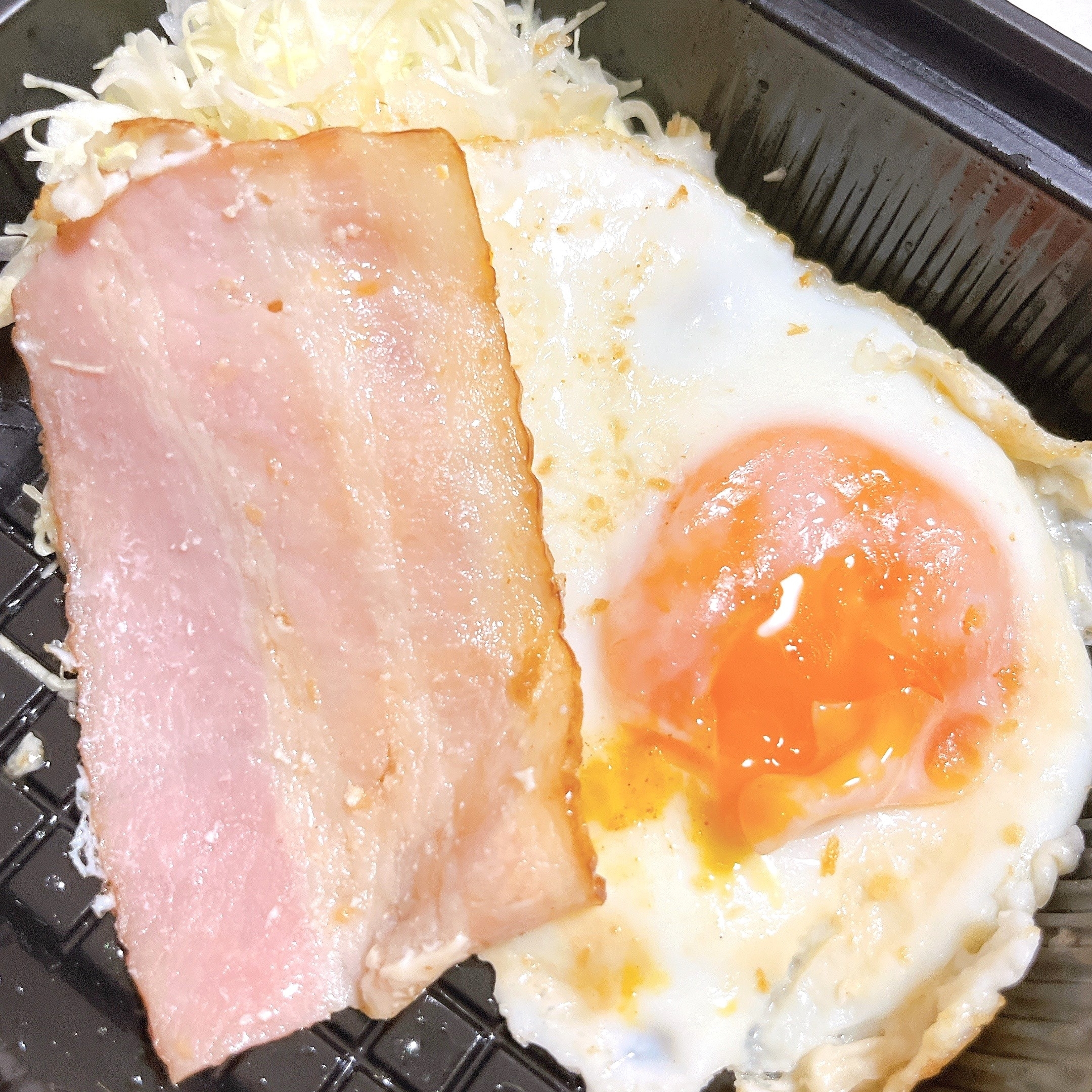 かつやのオススメの弁当「フル盛りプレート弁当」