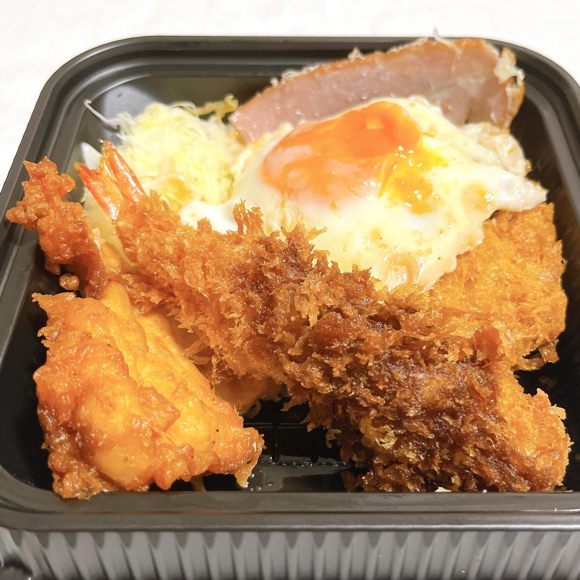 かつやのオススメの弁当「フル盛りプレート弁当」