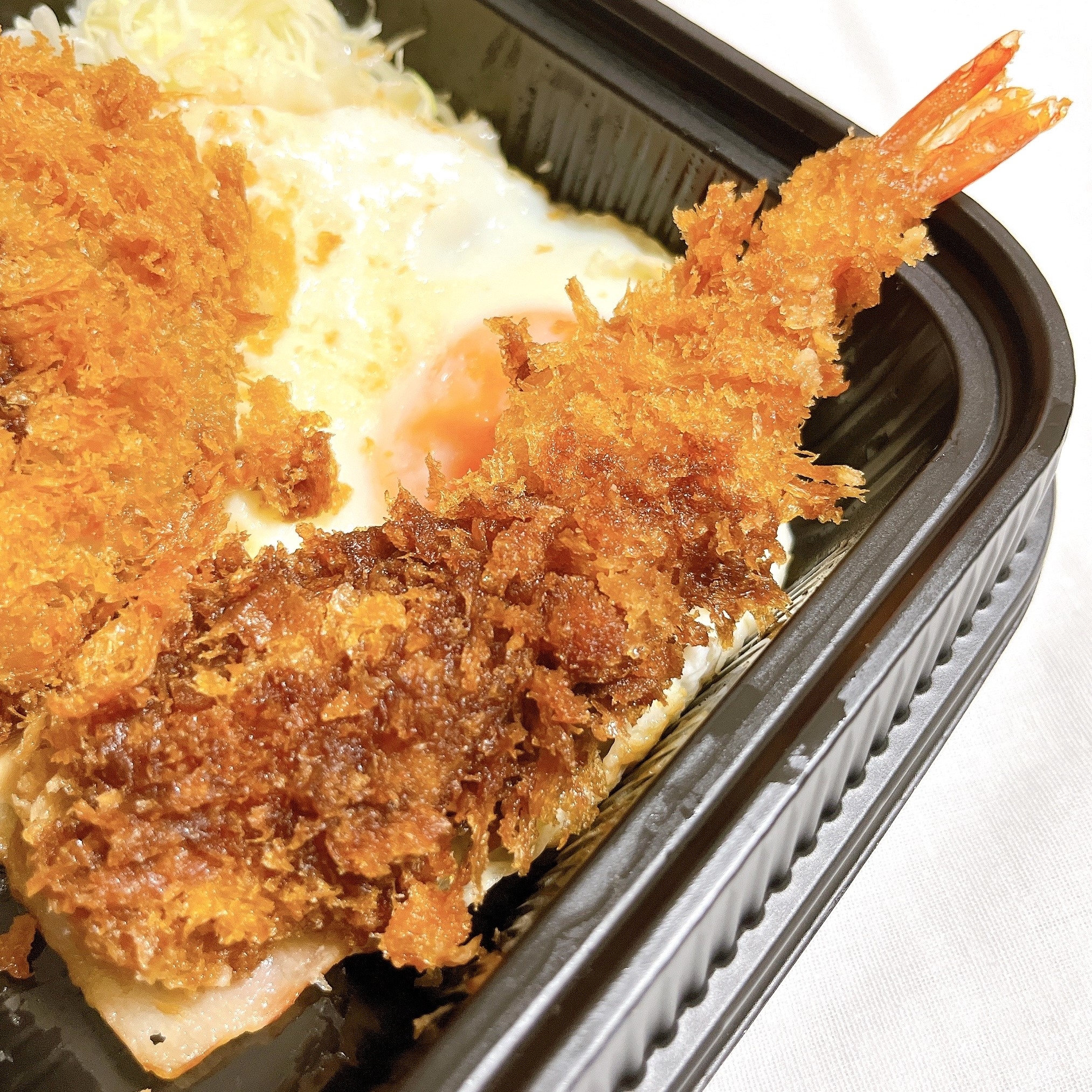 かつやのオススメの弁当「フル盛りプレート弁当」