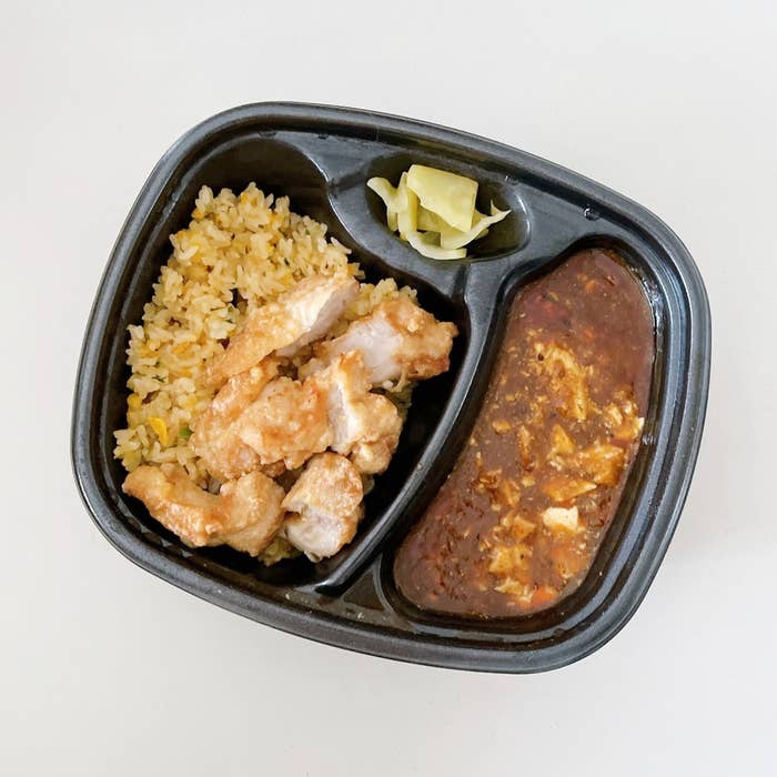 ほっともっとのオススメの弁当「四川麻婆豆腐&炒飯弁当(から揚付)」