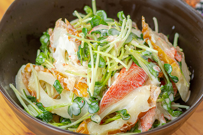 料理の写真です。ちくわ、カニカマ、かいわれ大根がマヨネーズで和えられた料理が器に盛られています。