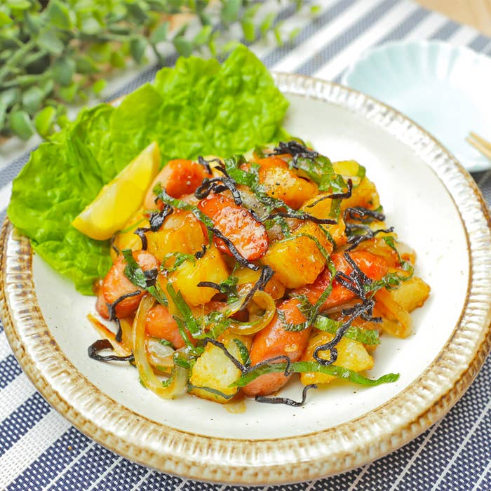 白い皿に盛られた料理。背景にレタスとレモンが添えられています。