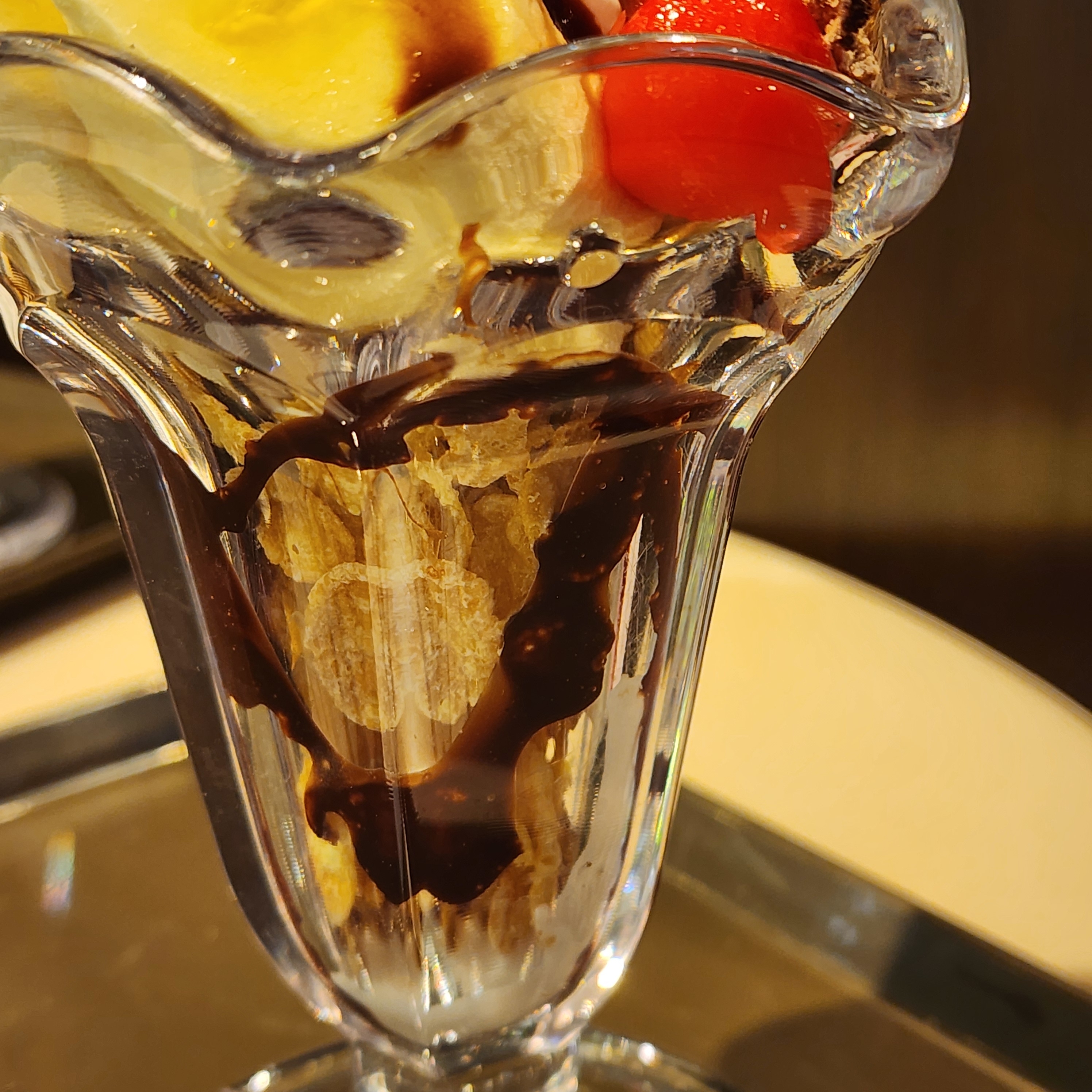 サンマルクカフェのおすすめスイーツ「チョコケーキとバナナのチョコレートパフェ」