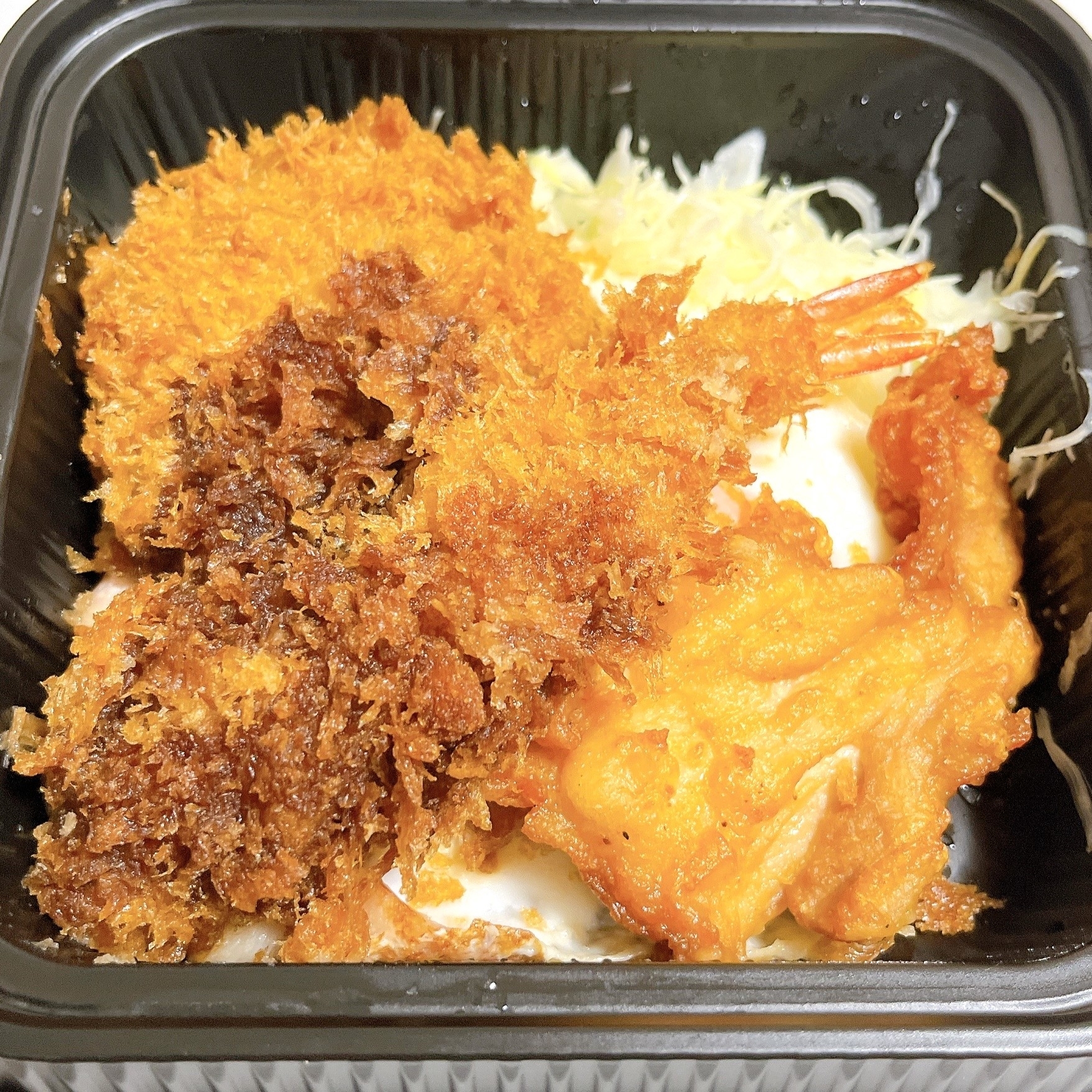 かつやのオススメの弁当「フル盛りプレート弁当」