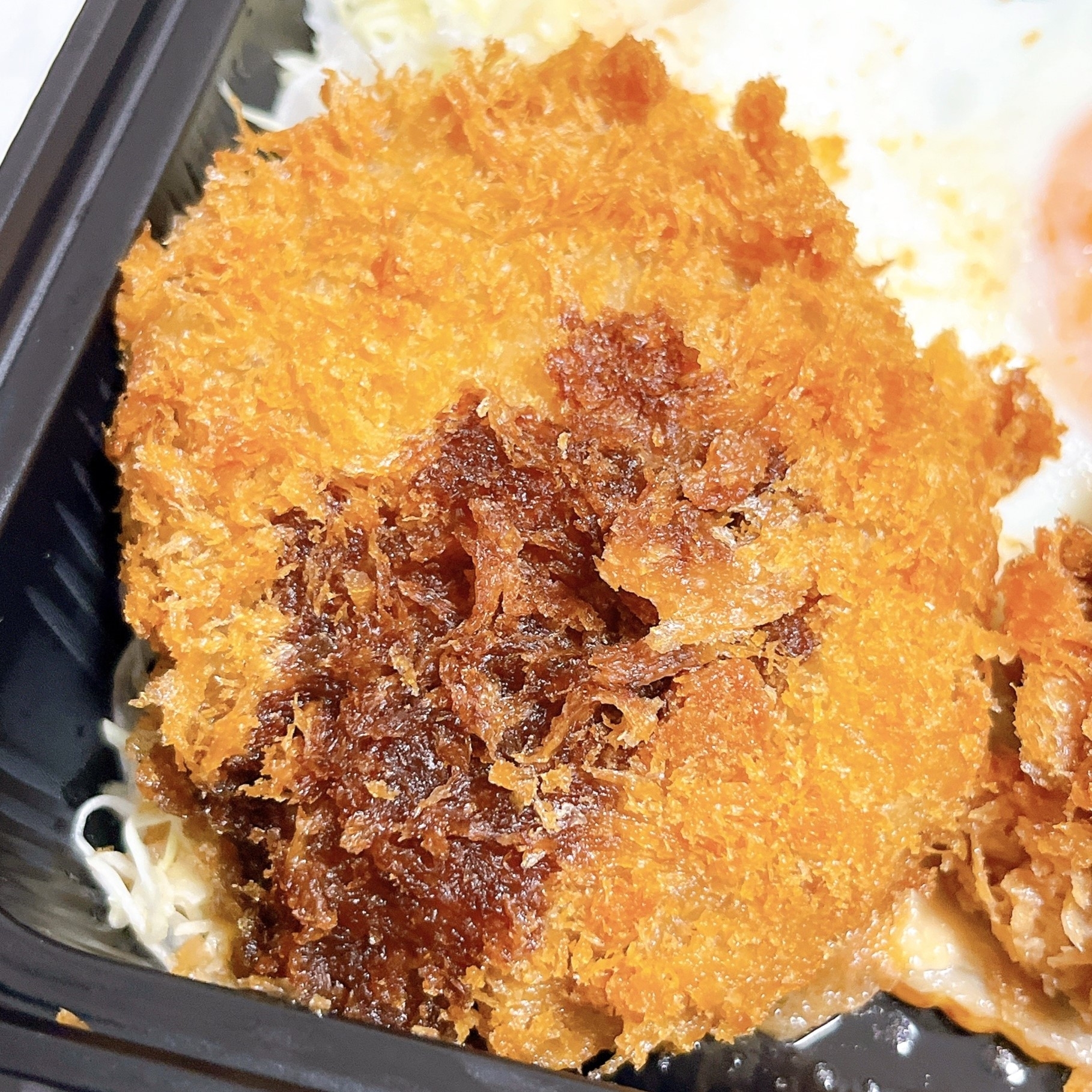 かつやのオススメの弁当「フル盛りプレート弁当」