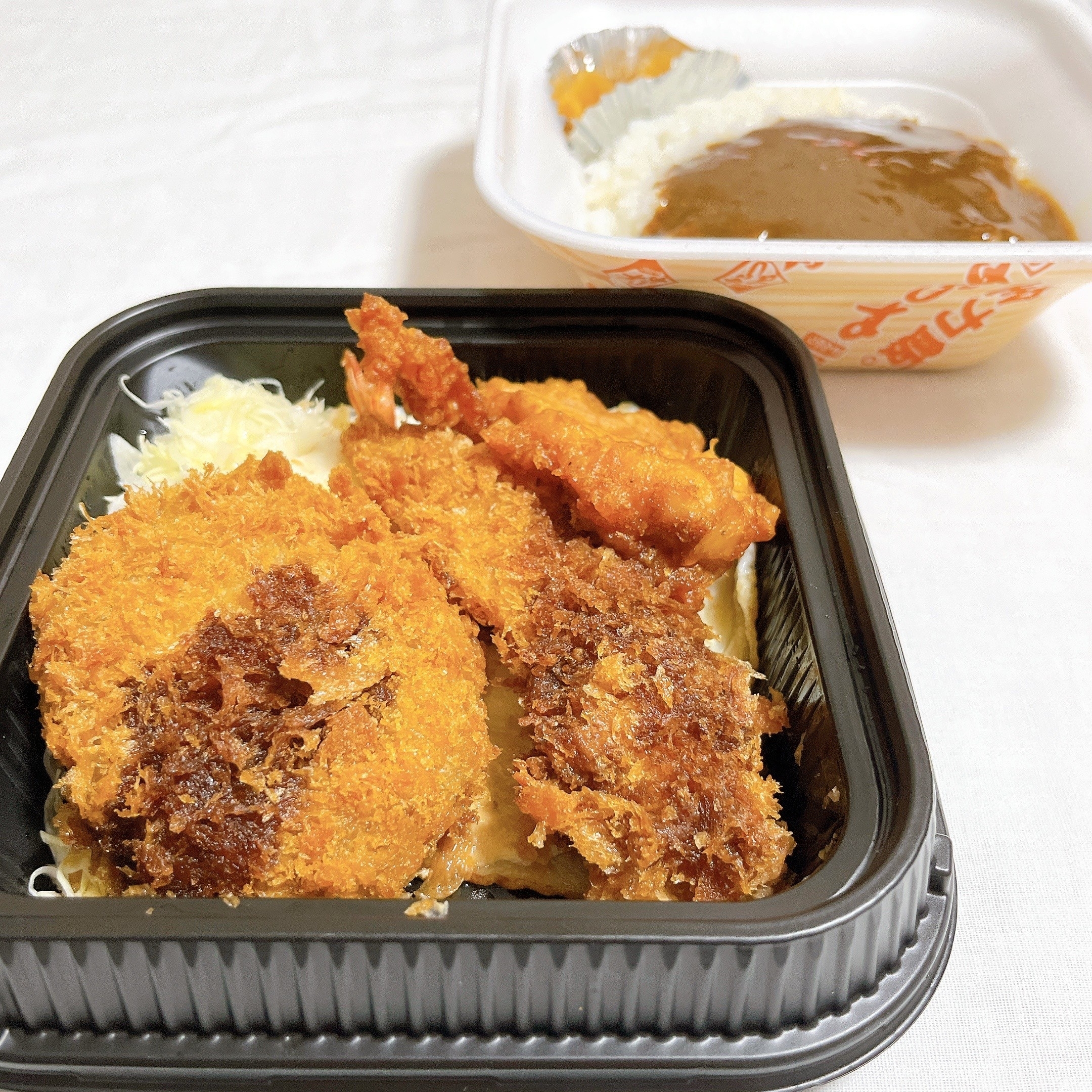 かつやのオススメの弁当「フル盛りプレート弁当」