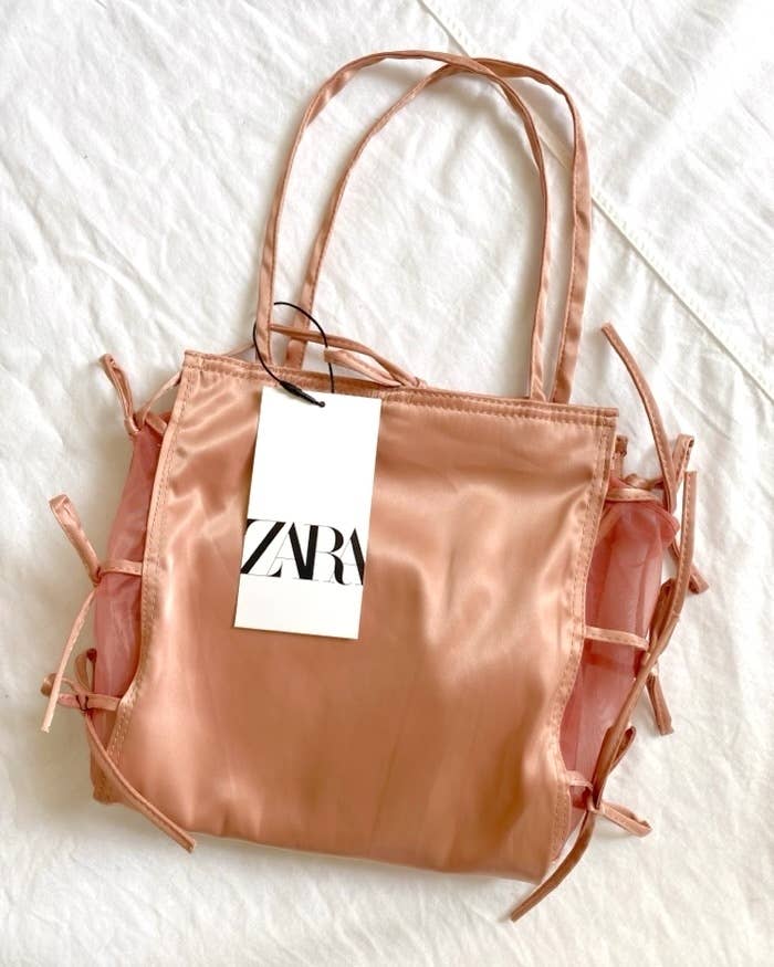 ZARA(ザラ)のおすすめファッションアイテム「リボン サテン トートバッグ」