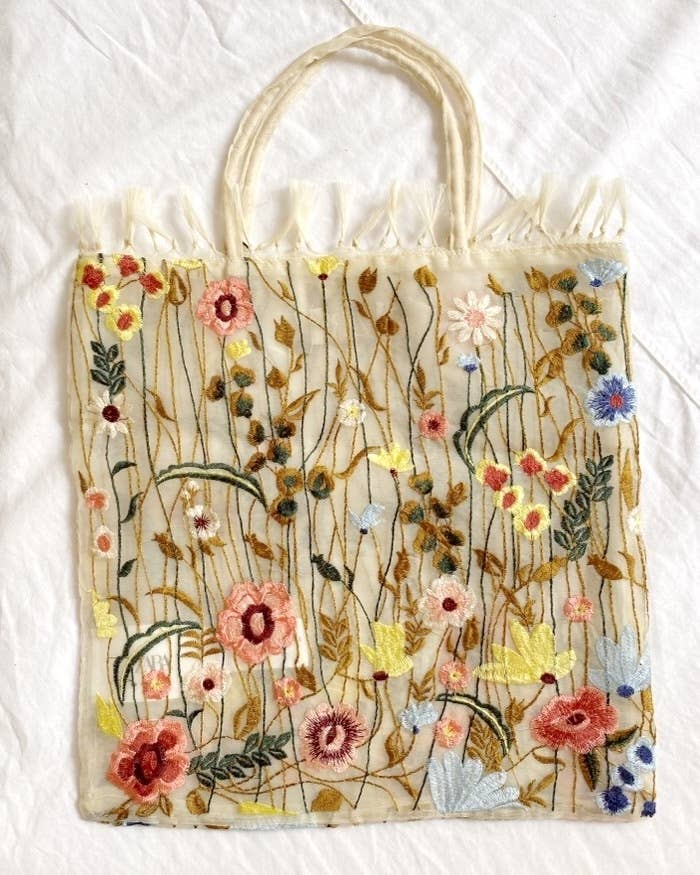 ZARA（ザラ）のおすすめファッションアイテム「エンブロイダリー ファブリック トートバッグ」