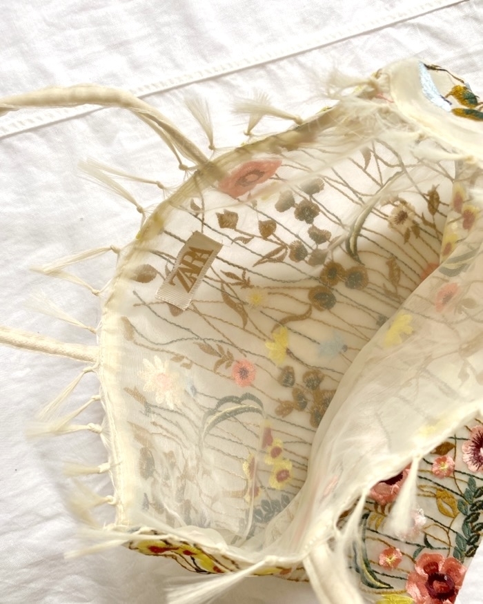 ZARA(ザラ)のおすすめファッションアイテム「エンブロイダリー ファブリック トートバッグ」