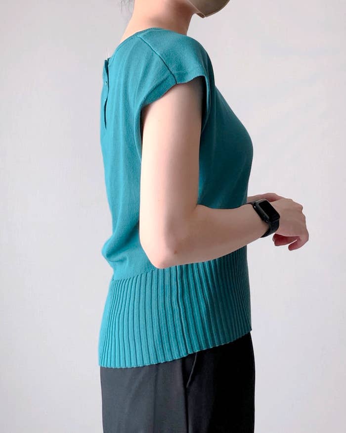 GU(ジーユー)のおすすめファッションアイテム「バックボタンセーター(半袖)Z+E」