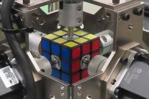 ロボットがルービックキューブを解いている様子。