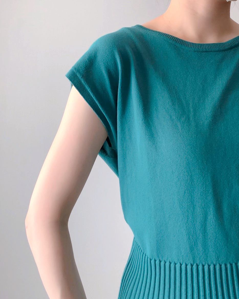 GU(ジーユー)のおすすめファッションアイテム「バックボタンセーター(半袖)Z+E」