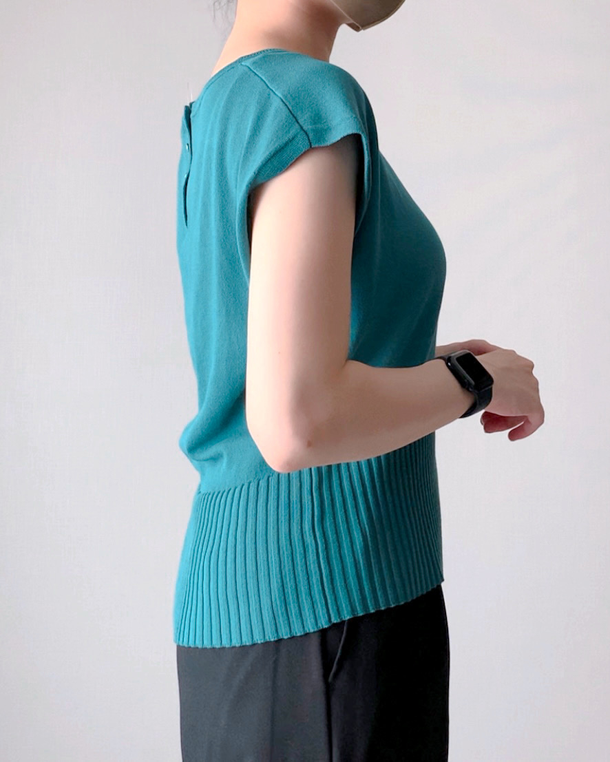 GU(ジーユー)のおすすめファッションアイテム「バックボタンセーター(半袖)Z+E」